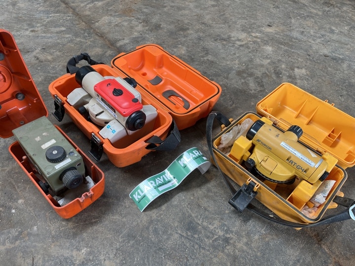 Ass landmålerudstyr.