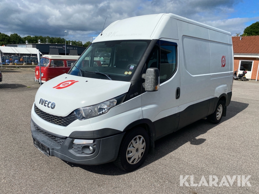 Varebil med lift. 10m3 Iveco Daily 35s15 2.3