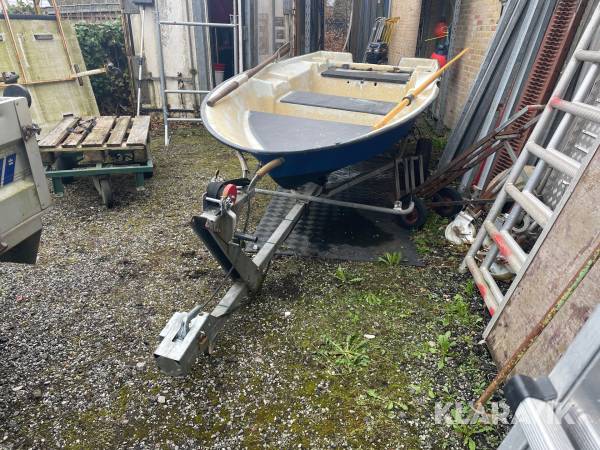 Jolle med bådtrailer og motor