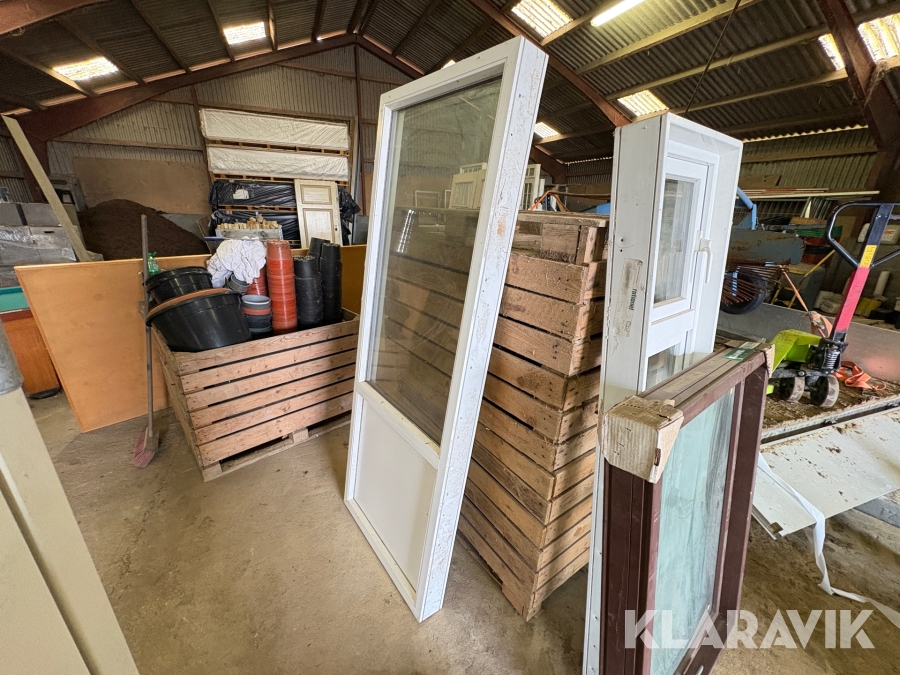 Fastkarmvindue med brystning