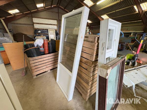 Fastkarmvindue med brystning