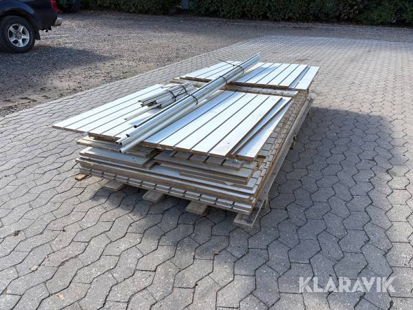 Lamelvægspaneler/slatwall cirka 30 styk assorterede størrelser