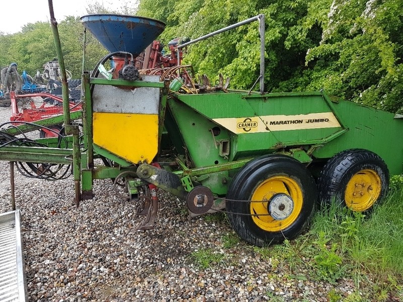 Kartoffel sætter med gødnings kasse