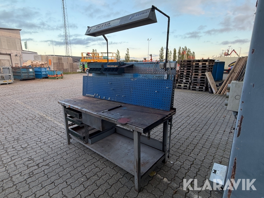 Arbejdsbord med skuffer og lampe
