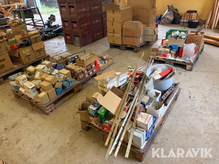 Stort lot med søm, skruer og beslag - 3 paller