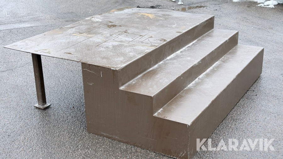 Bred lav 3 trins ståltrappe med stort repos.