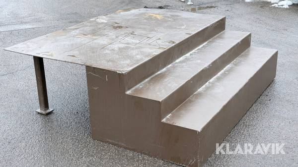 Bred lav 3 trins ståltrappe med stort repos.