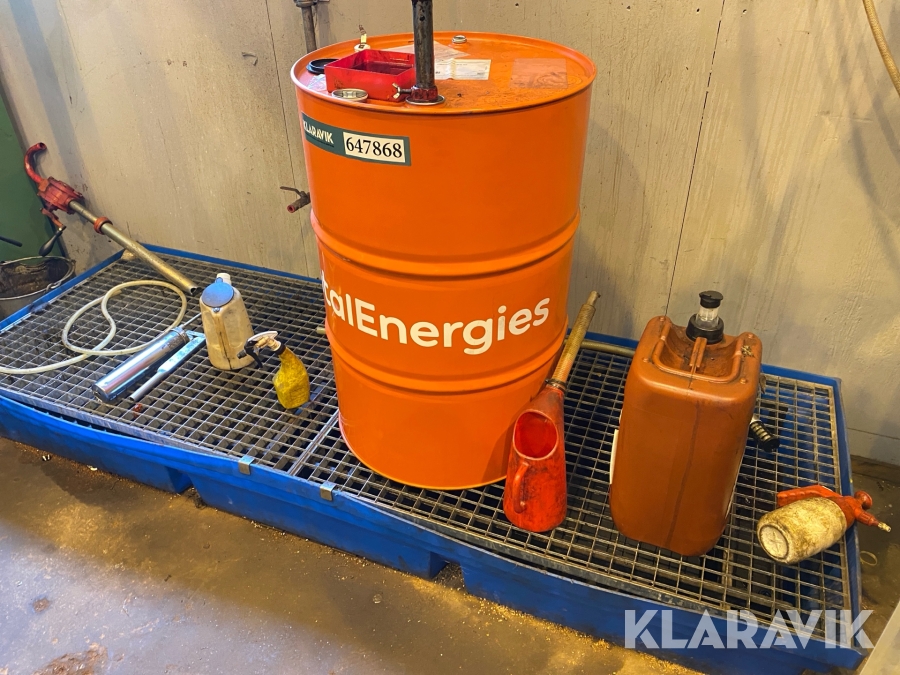 Olie + drypbakke med indhold i tønde