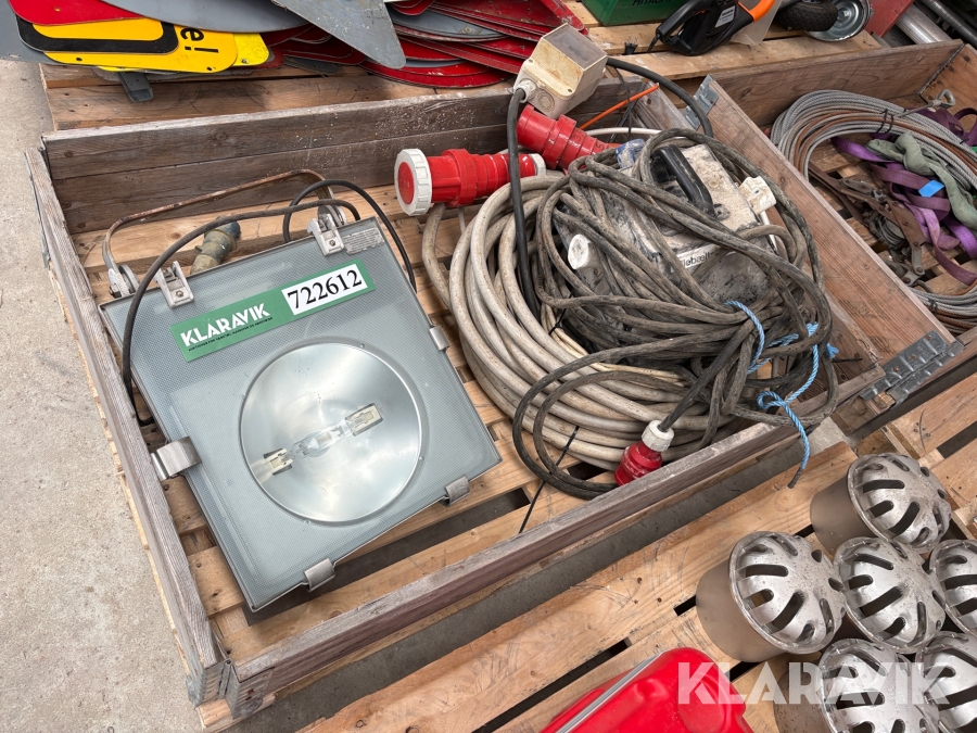 Diverse kabler og lampe