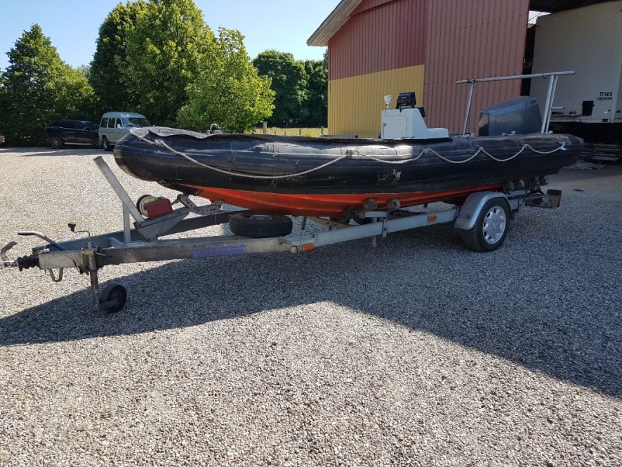 RIB båd med 150 Hk V6 motor og trailer
