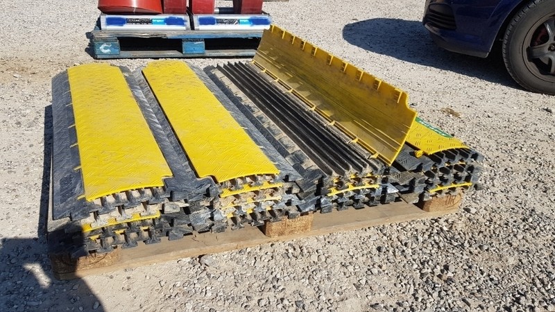 Vejbom med kabelføring