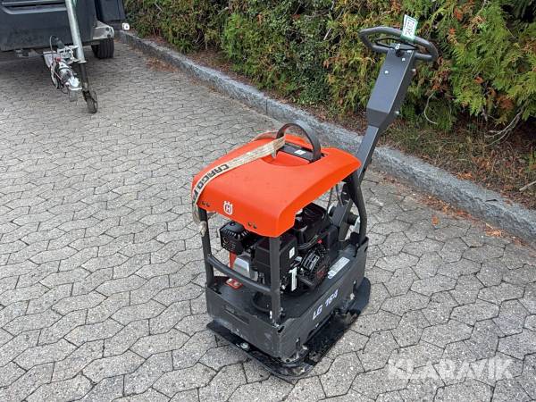 Pladevibrator Husqvarna LG 164 med Honda GX160 benzinmotor.