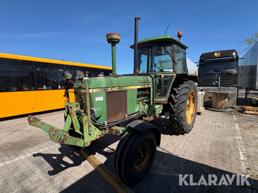 Traktor John Deere 3040 med kost sneplov og saltspreder