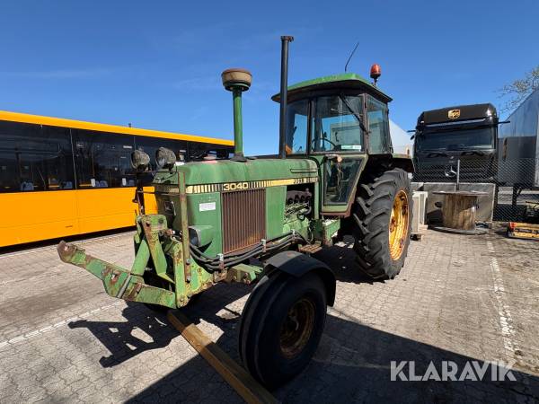 Traktor John Deere 3040 med kost sneplov og saltspreder