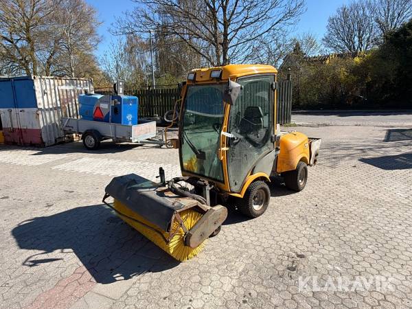 Redskabsbærer Stiga Titan 26H med kost saltudlægger og klippebord