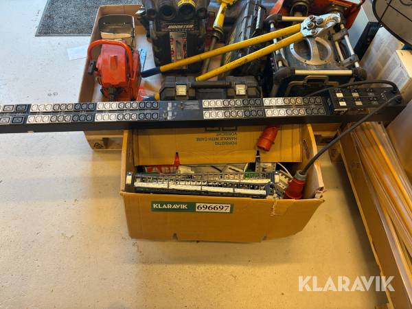 Parti med blandede el-komponenter og installationsmateriel.