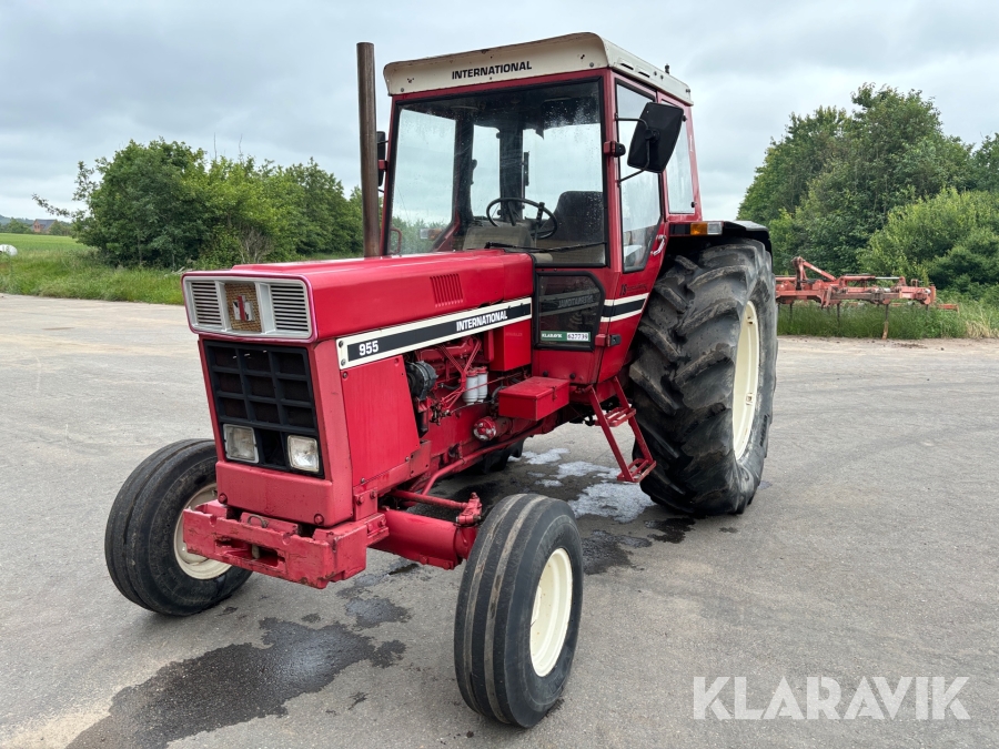 Veteran traktor INTERNATIONAL 955