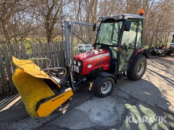 Traktor Massey Ferguson 1531 med kost og saltspreder