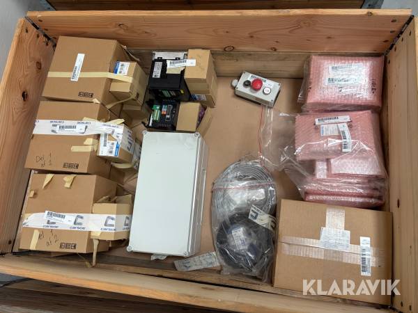 Lot - invertere, flowtransmitter, controllere og øvrigt - 1 palle