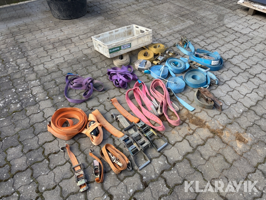 Med skralder, kroge og plastkasse