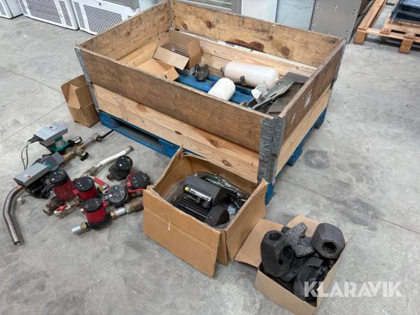 Blandet kasse med pumper og isolering dertil. Grundfos 9 styk
