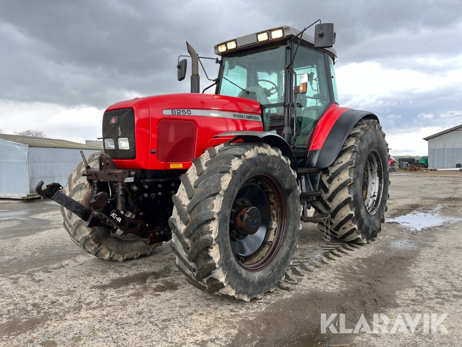 Traktor Massey Ferguson 8250 PowerControl