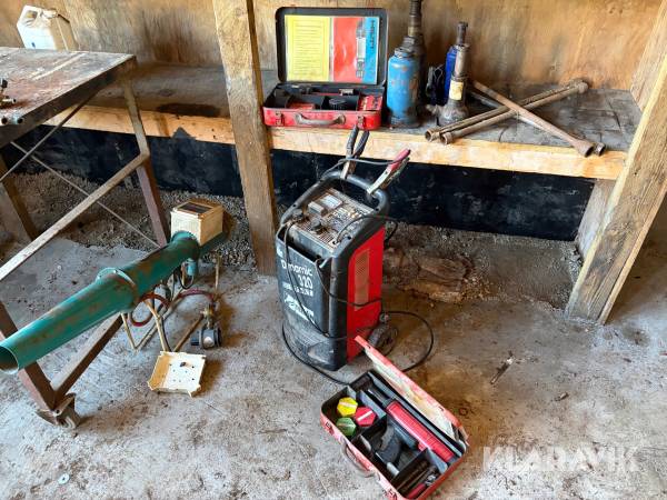 Blandet værktøj (batterilader, boltpistol,gaskomfur, donkrafte)