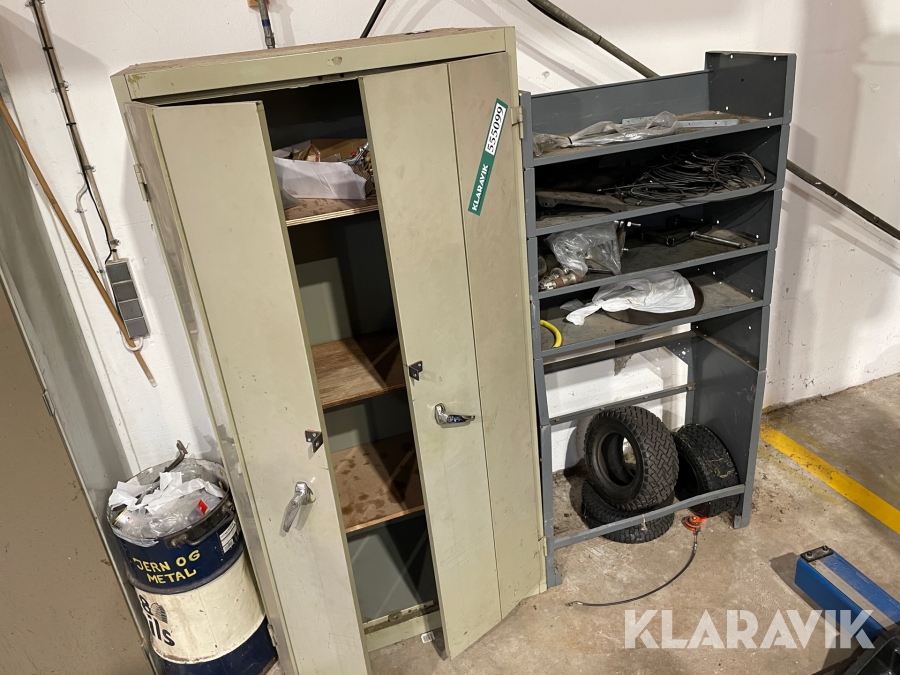 Skab og reol med indhold