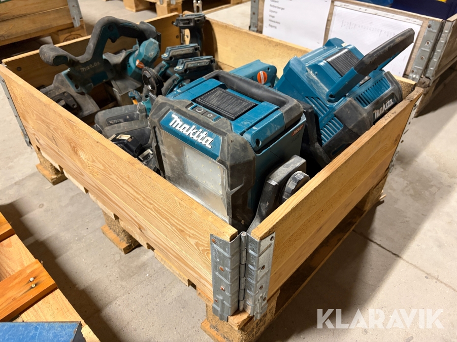 Værktøj Makita 6 maskiner med 3 lamper, 3 batterier og 1 oplader