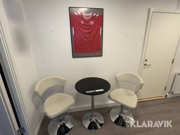Cafebord med 2 stole og signeret landsholdstrøje