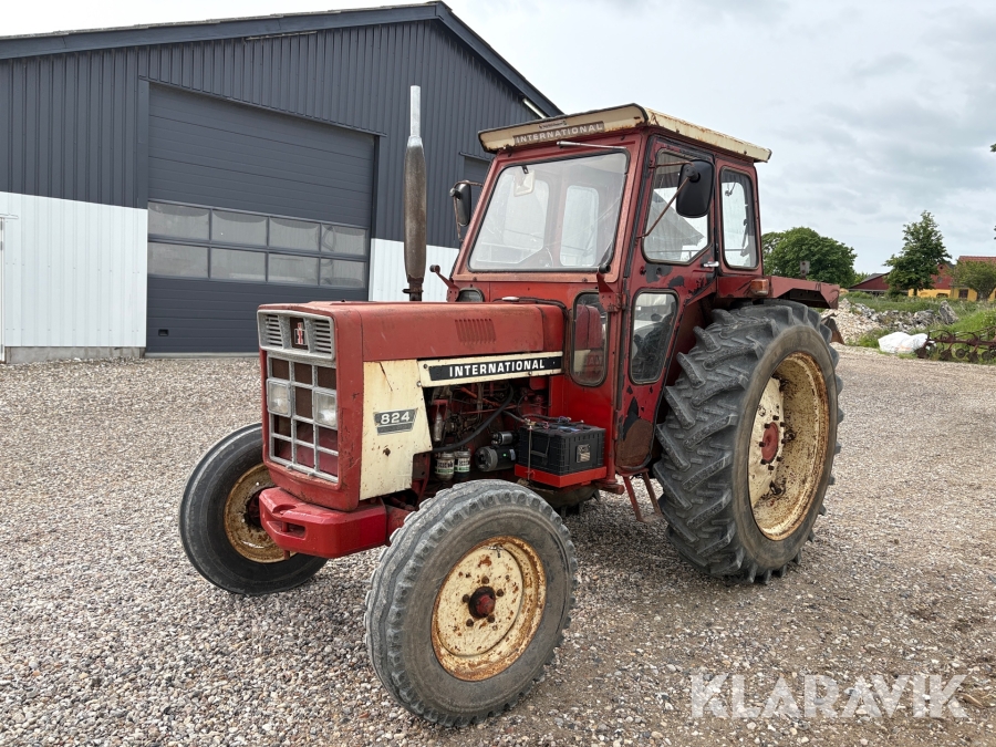 Traktor International I H 824