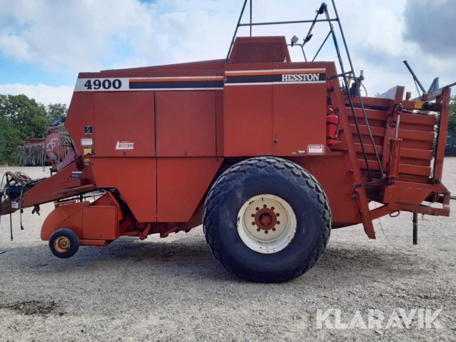 Bigballepresser med ballevogn Hesston 4900
