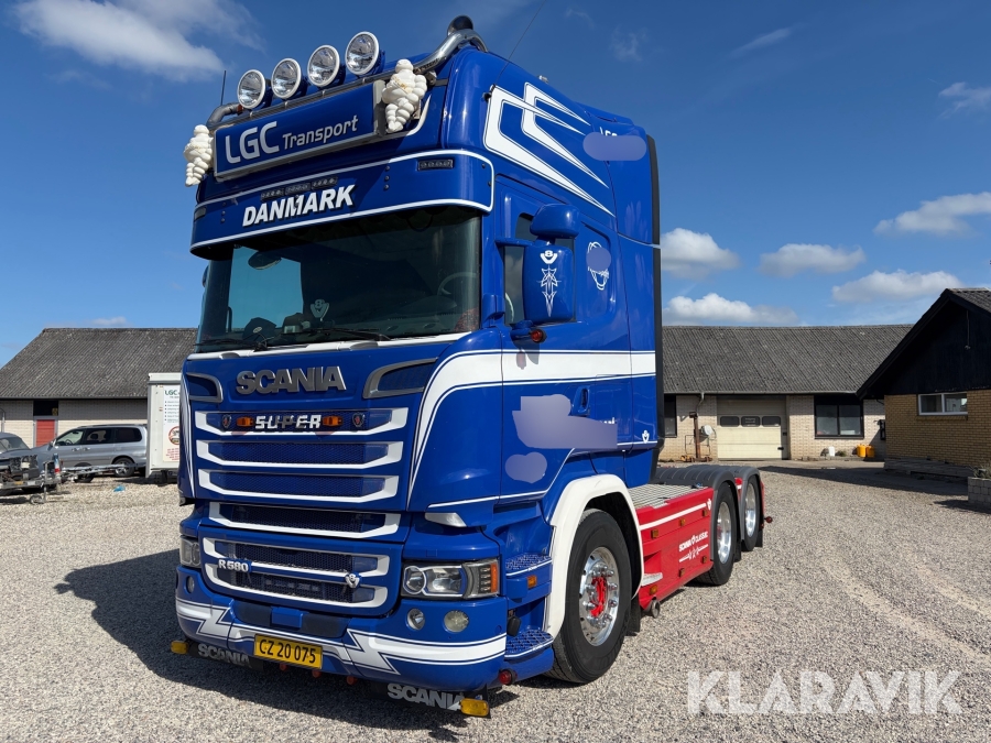 Lastbil Scania R580 trækker