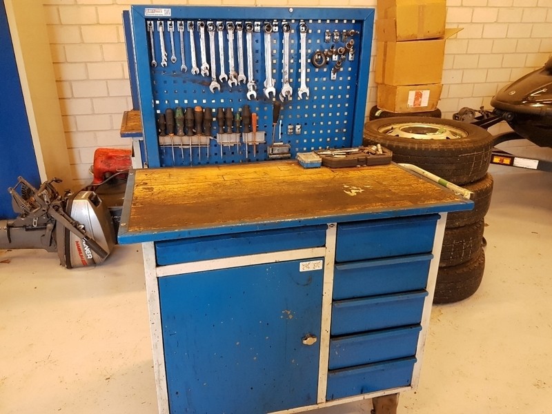 Værkstedsbord med værktøj