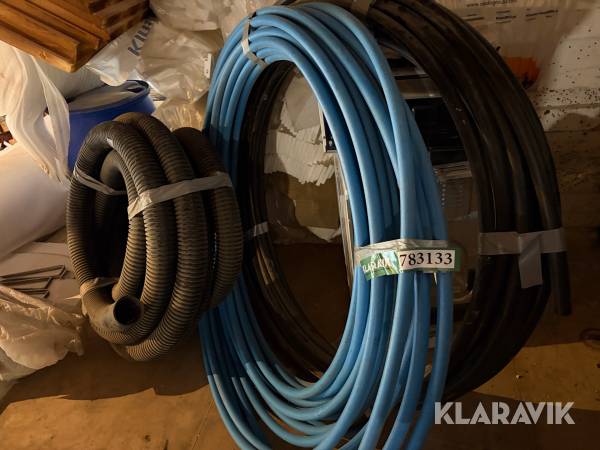 Parti med installationsrør Blå og sorte installationsrør samt sorte korrugerede rør