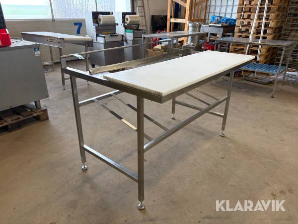 Skærebord med skæreplanke