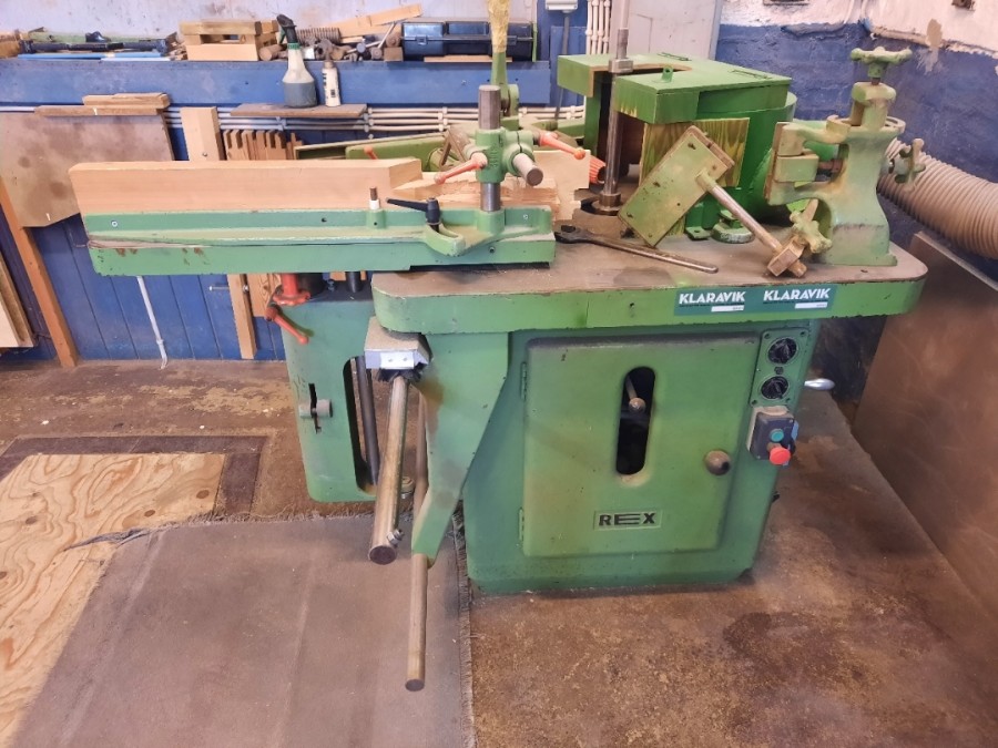 Fræser med taprulle bord