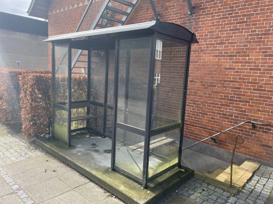 Læskur/ Rygeskur med beton klods