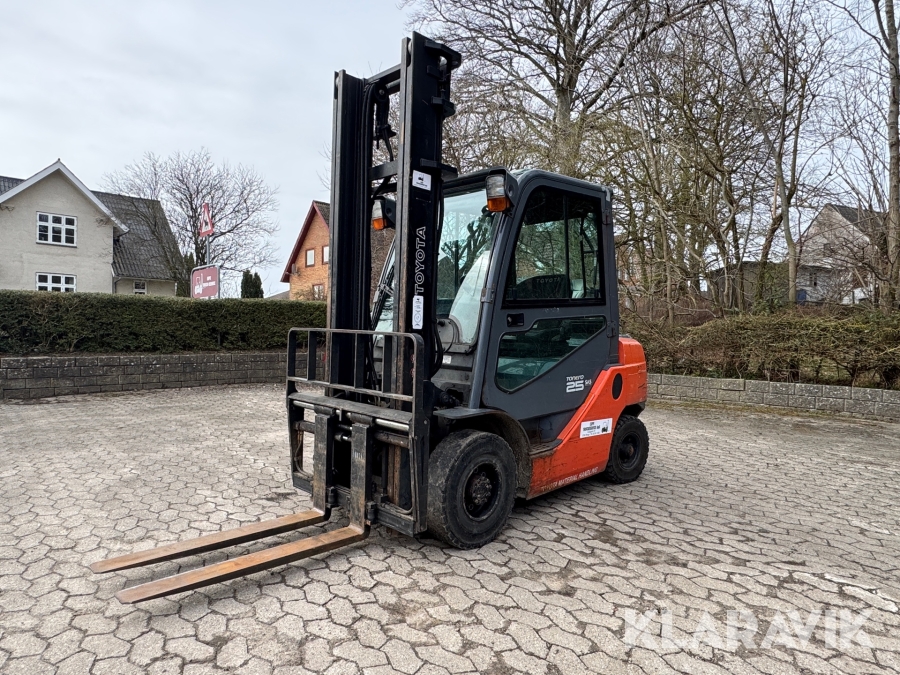 Truck Toyota 02-8FGF25