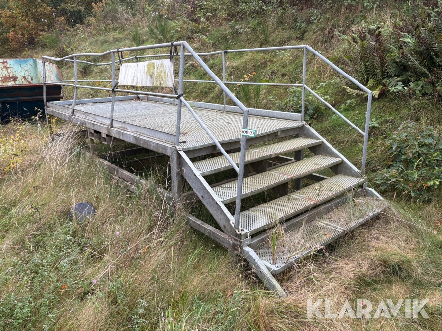 Trappe med platform & gelænder