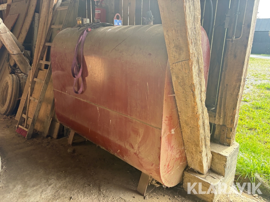 Dieseltank KN Smede og Beholderfabrik C3A 1800 L med pumpe og pistol