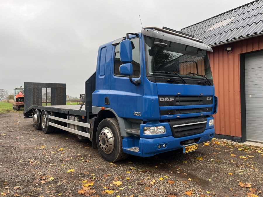 Lastbil med knæklad