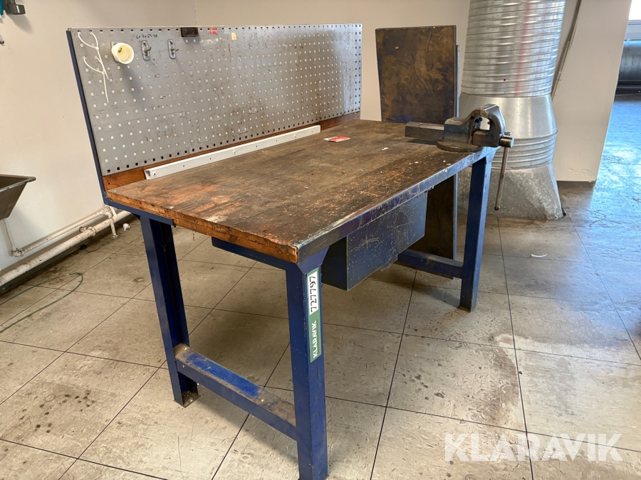 Værkstedsbord med skruestik