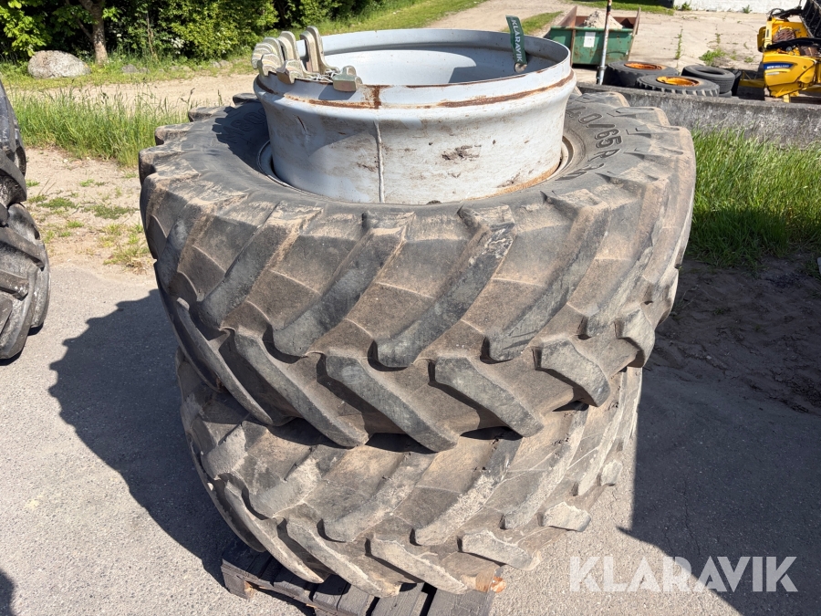 Tvillingehjul Pirelli 540/65R30 2 styk - med 8 klemmer