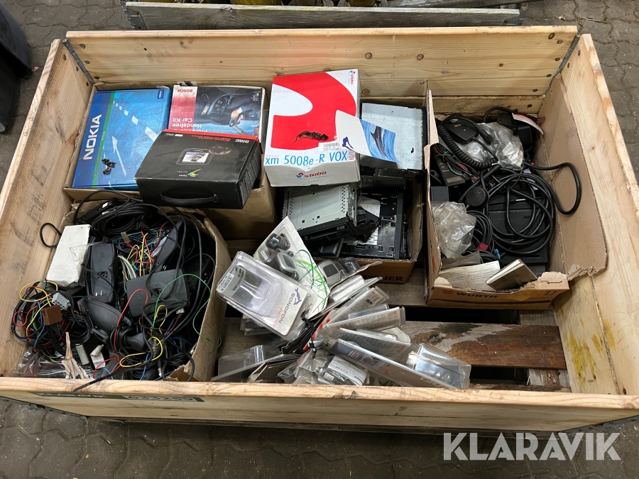 Bladet lot med walkie, radioer og andet elektronik til bilen