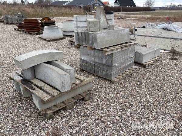 Kantsten beton anslået 35 styk.