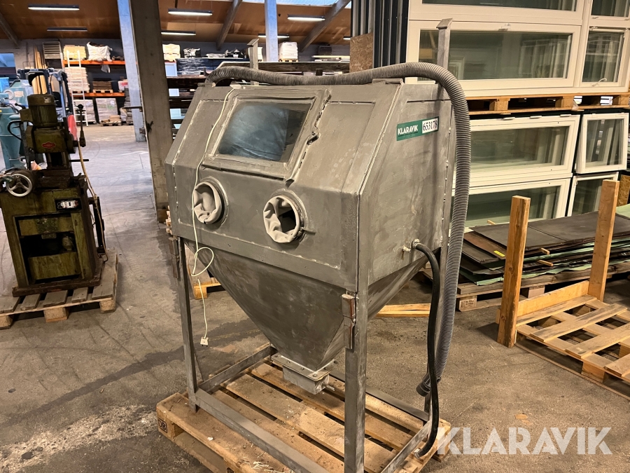 Sandblæser har været på glaspusteri