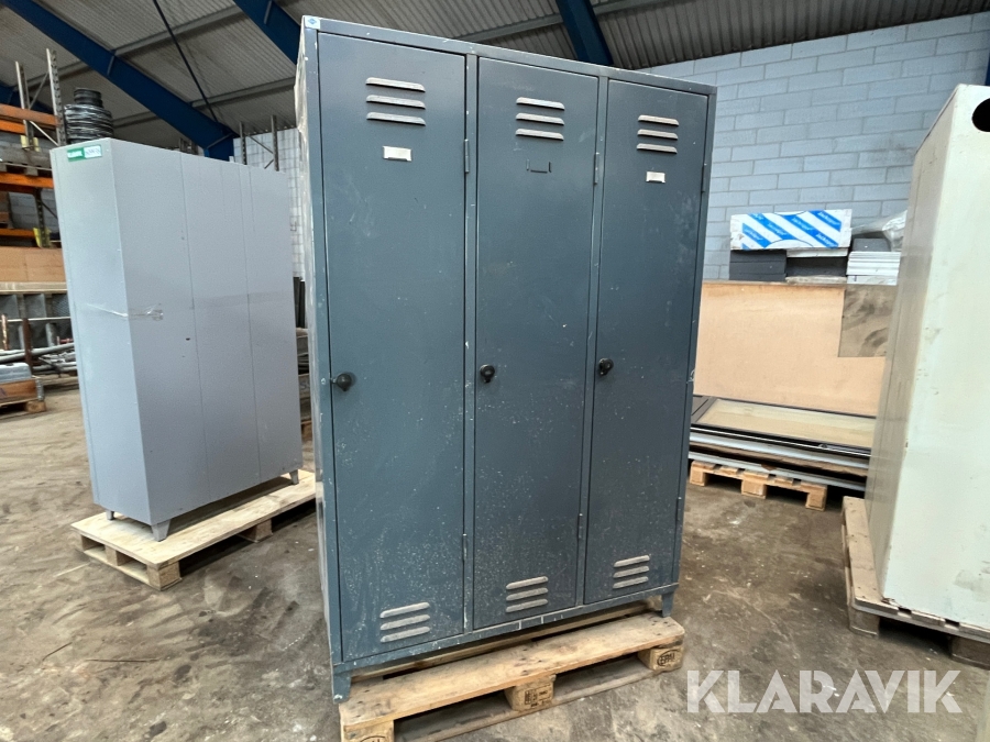 Omklædningsskab Blika 3 fløjet 120x56x185 mm.