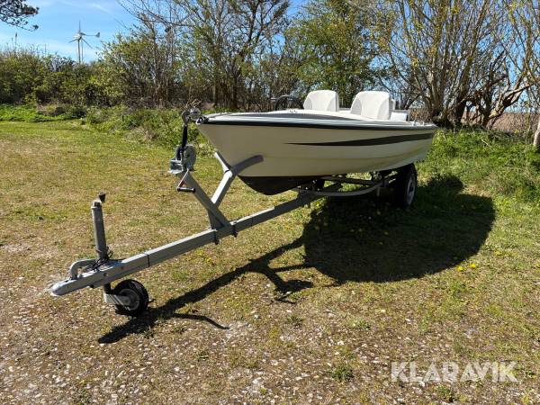 Båd med ophalningstrailer med bladfjedre