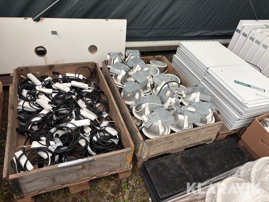 Blandet lot med LED-lamper, kabler og stik